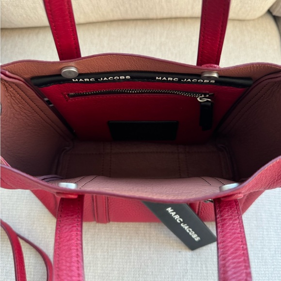 MARC JACOBS
Grained Calfskin The Tag 21 Tote Cranberry - Picture 2 of 7